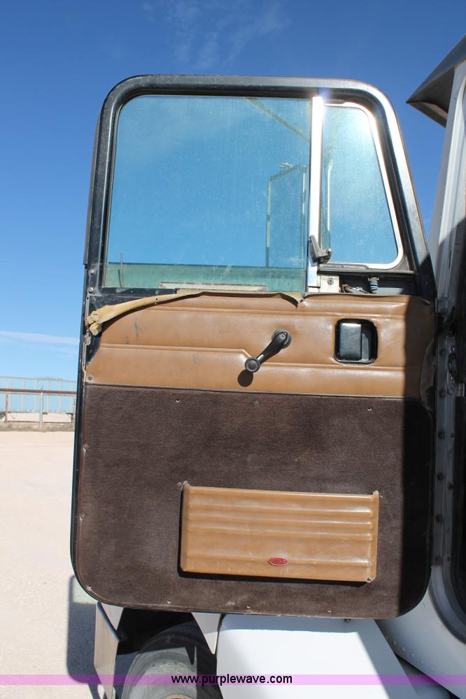 image for item C3633 1999 Peterbilt 377 semi truck