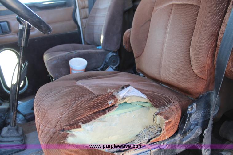 image for item C3633 1999 Peterbilt 377 semi truck