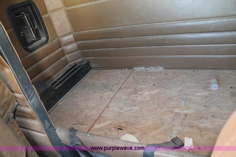 image for item C3633 1999 Peterbilt 377 semi truck