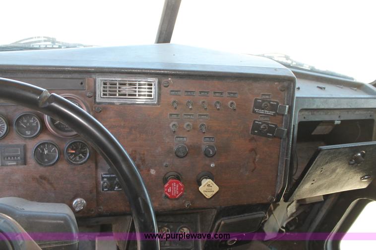 image for item C3633 1999 Peterbilt 377 semi truck