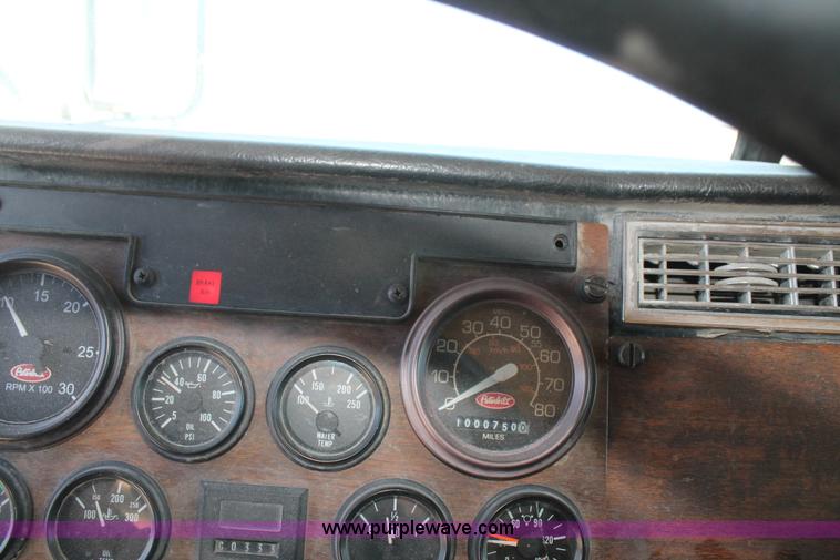image for item C3633 1999 Peterbilt 377 semi truck