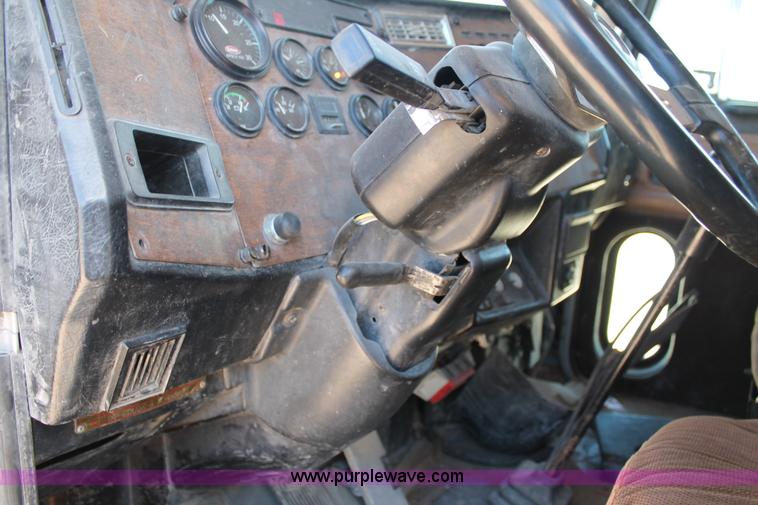 image for item C3633 1999 Peterbilt 377 semi truck