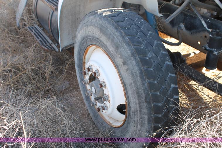 image for item C3635 1996 International 8200 semi truck