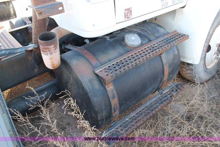 image for item C3635 1996 International 8200 semi truck