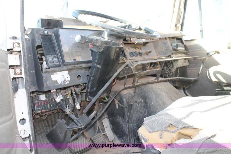 image for item C3635 1996 International 8200 semi truck