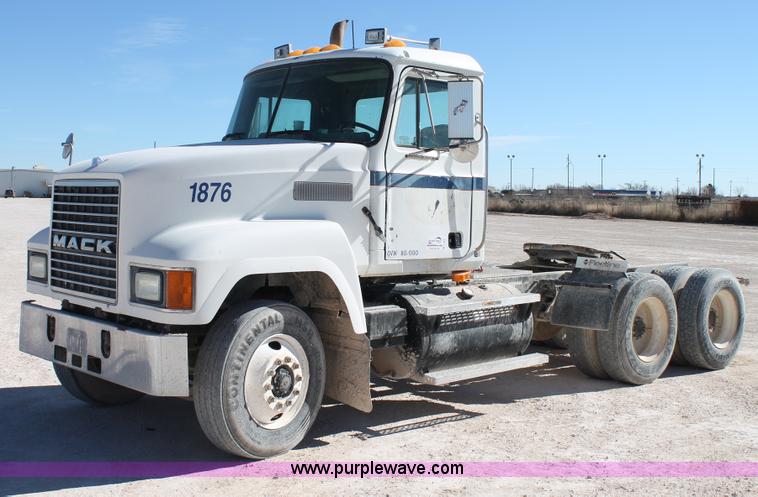 image for item C3637 1997 Mack CH613 semi truck