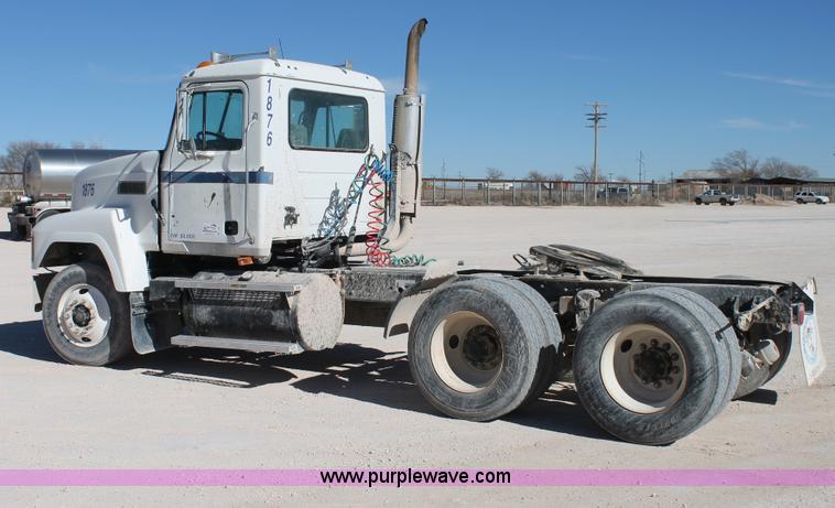 image for item C3637 1997 Mack CH613 semi truck