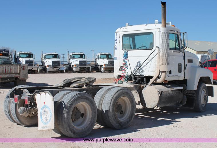 image for item C3637 1997 Mack CH613 semi truck
