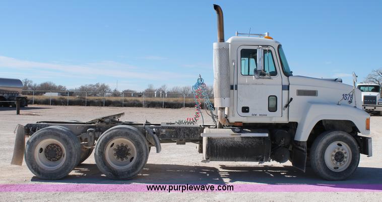 image for item C3637 1997 Mack CH613 semi truck
