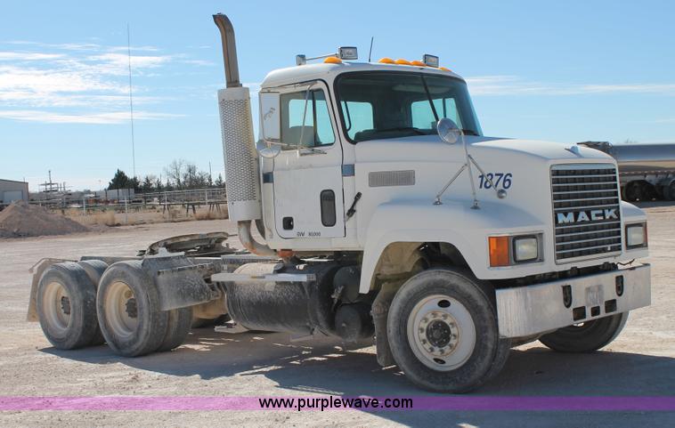 image for item C3637 1997 Mack CH613 semi truck