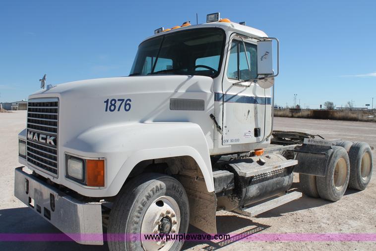 image for item C3637 1997 Mack CH613 semi truck