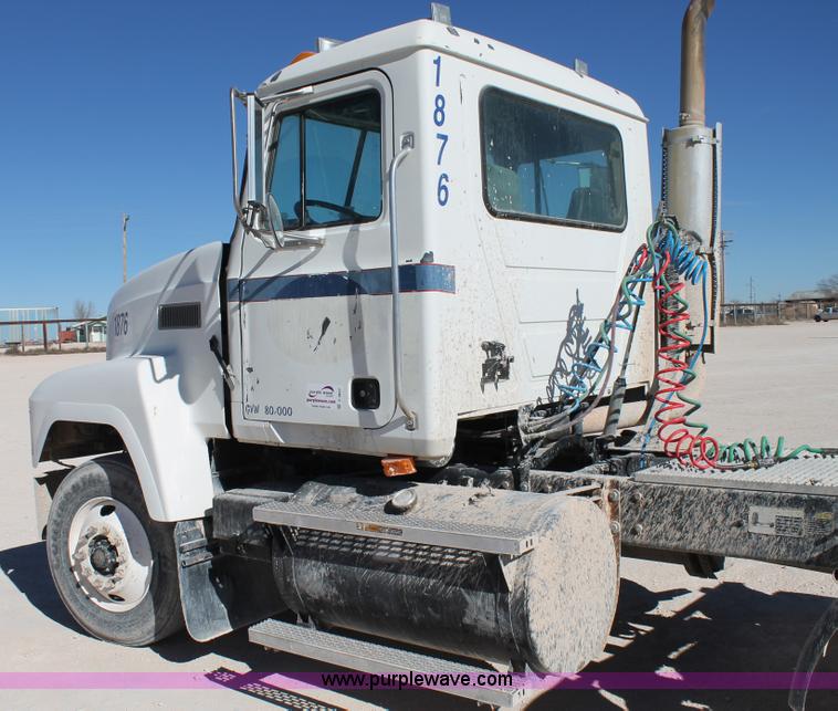 image for item C3637 1997 Mack CH613 semi truck