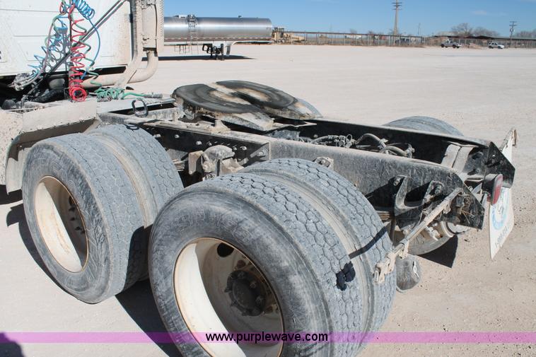 image for item C3637 1997 Mack CH613 semi truck