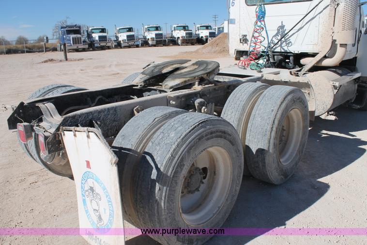 image for item C3637 1997 Mack CH613 semi truck