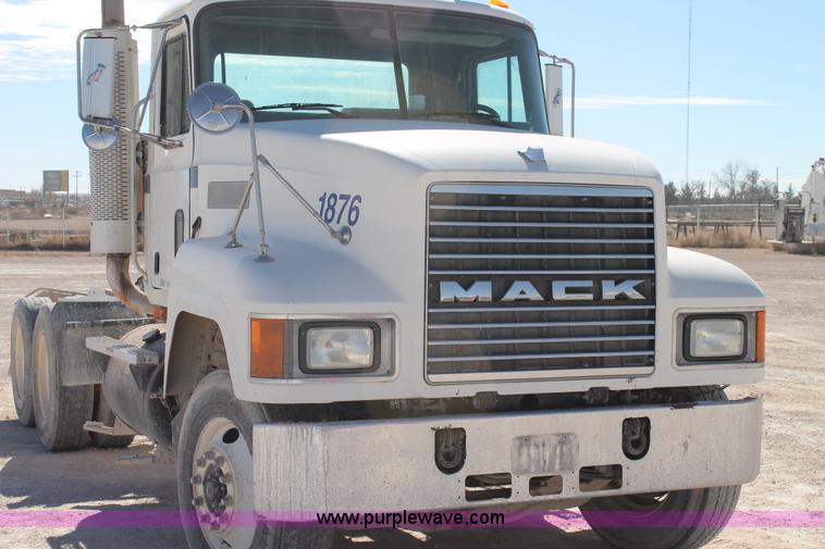 image for item C3637 1997 Mack CH613 semi truck