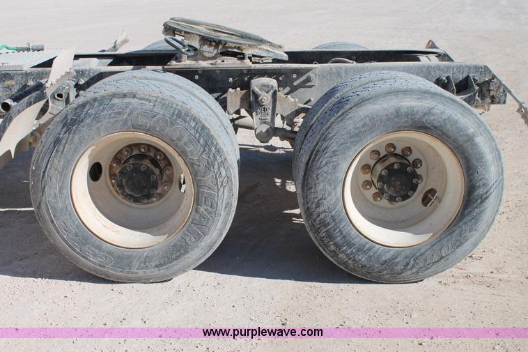 image for item C3637 1997 Mack CH613 semi truck