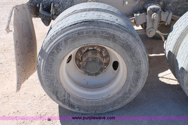 image for item C3637 1997 Mack CH613 semi truck