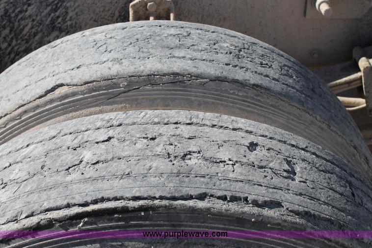 image for item C3637 1997 Mack CH613 semi truck