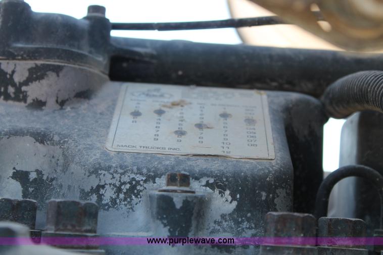 image for item C3637 1997 Mack CH613 semi truck