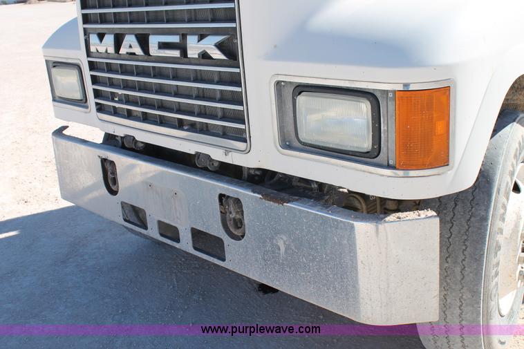 image for item C3637 1997 Mack CH613 semi truck
