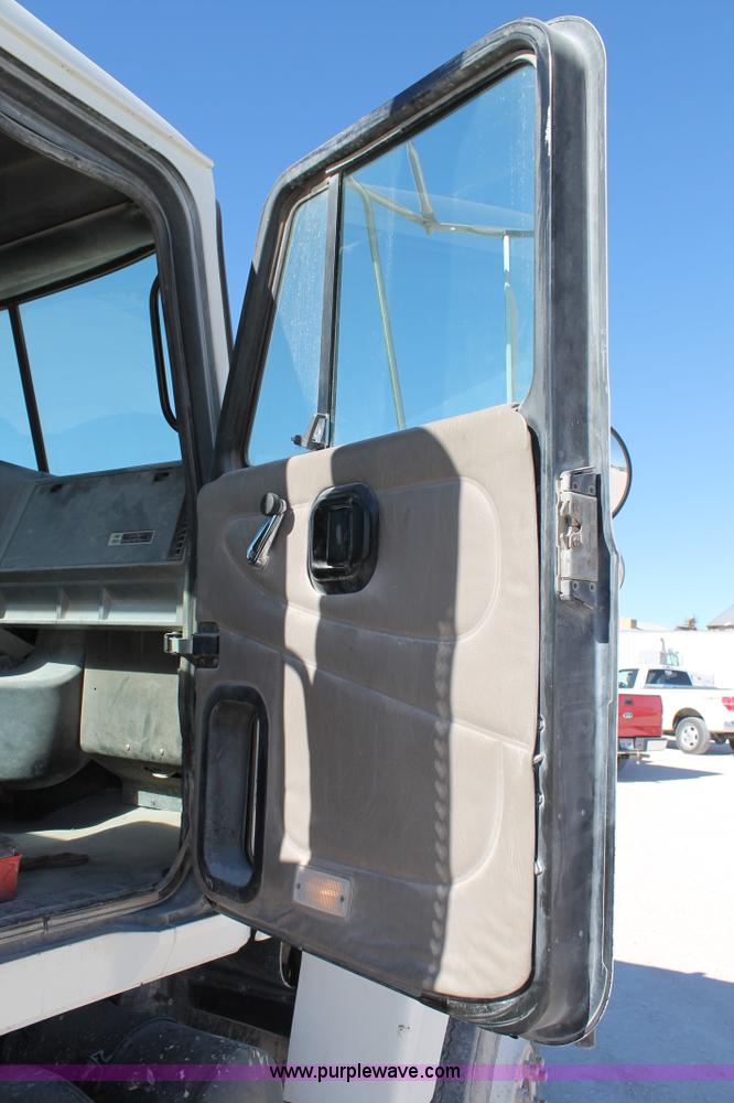 image for item C3637 1997 Mack CH613 semi truck