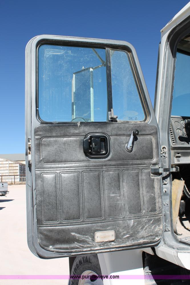 image for item C3637 1997 Mack CH613 semi truck