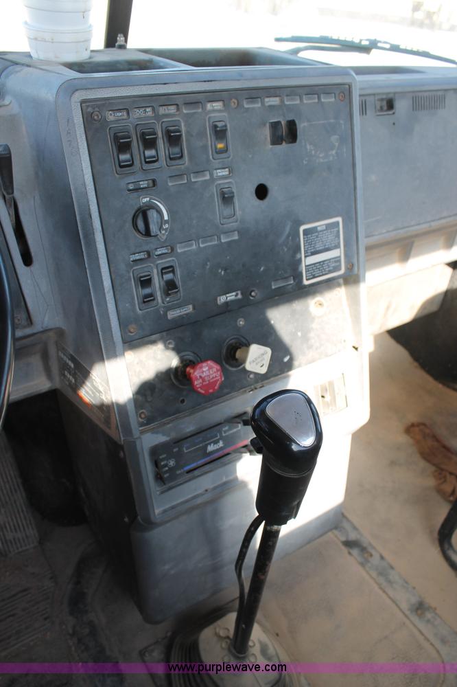 image for item C3637 1997 Mack CH613 semi truck