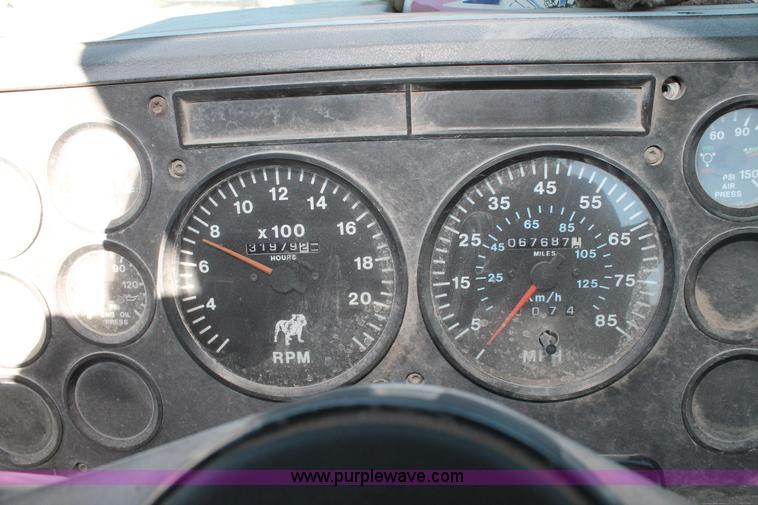 image for item C3637 1997 Mack CH613 semi truck