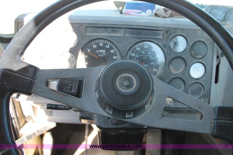 image for item C3637 1997 Mack CH613 semi truck