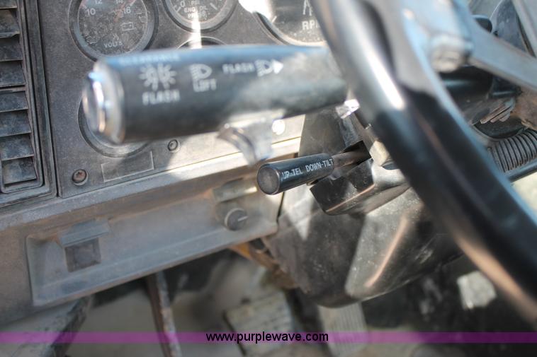 image for item C3637 1997 Mack CH613 semi truck