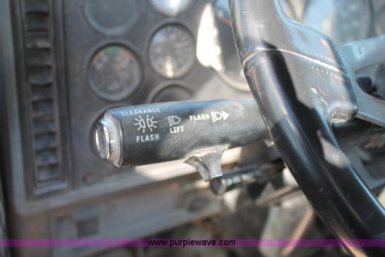 image for item C3637 1997 Mack CH613 semi truck