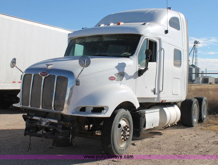 image for item C3638 2001 Peterbilt 387 semi truck