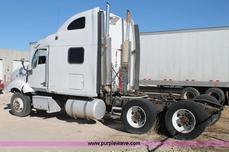 image for item C3638 2001 Peterbilt 387 semi truck