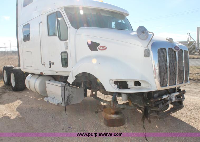 image for item C3638 2001 Peterbilt 387 semi truck