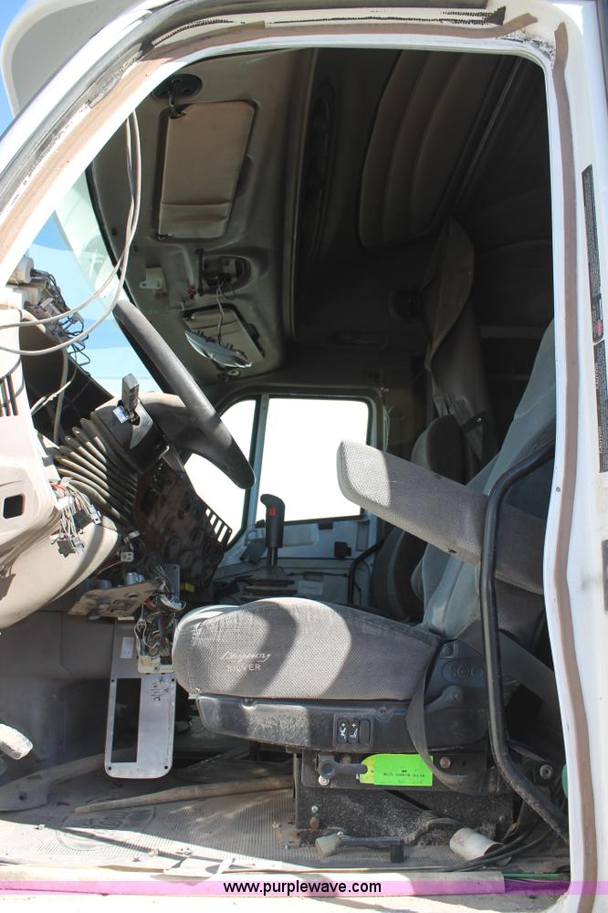 image for item C3638 2001 Peterbilt 387 semi truck