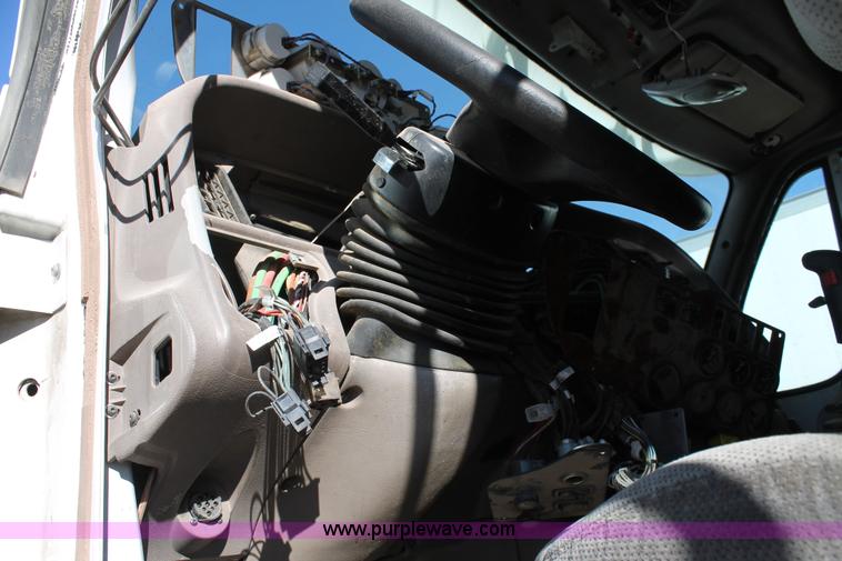 image for item C3638 2001 Peterbilt 387 semi truck