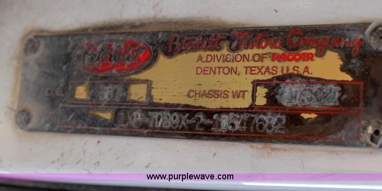 image for item C3638 2001 Peterbilt 387 semi truck