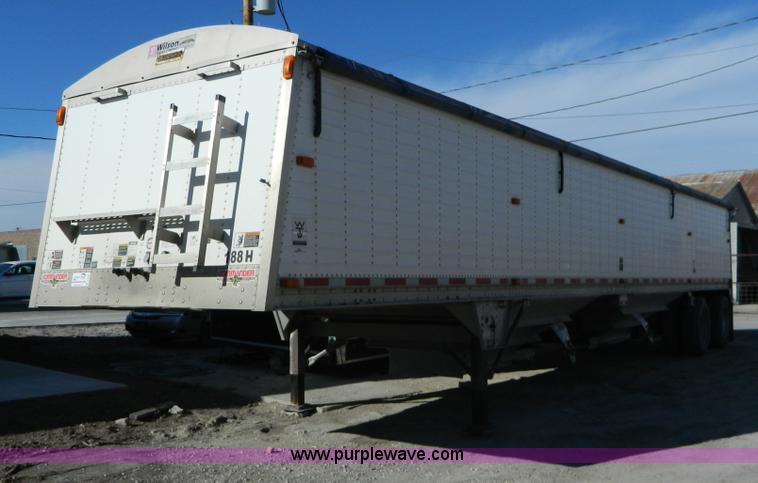 image for item D6078 2006 Wilson Pace Setter grain trailer