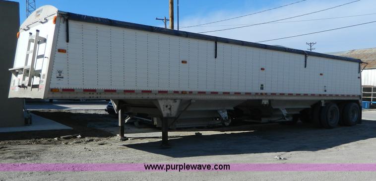 image for item D6078 2006 Wilson Pace Setter grain trailer