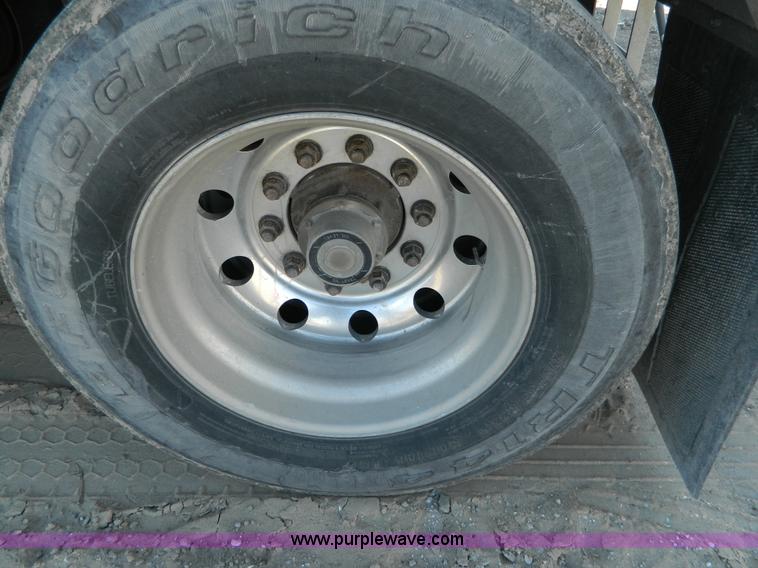 image for item D6078 2006 Wilson Pace Setter grain trailer