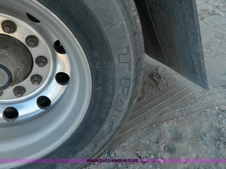 image for item D6078 2006 Wilson Pace Setter grain trailer