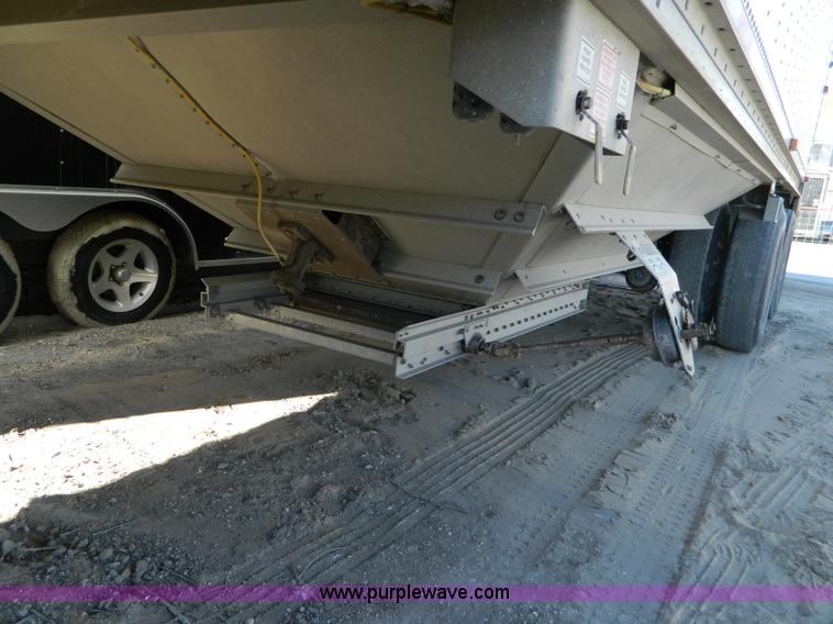image for item D6078 2006 Wilson Pace Setter grain trailer