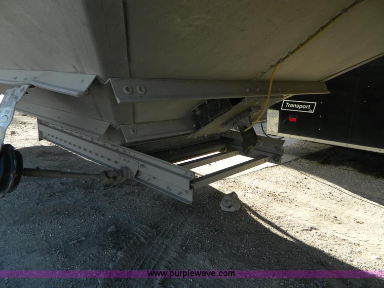 image for item D6078 2006 Wilson Pace Setter grain trailer