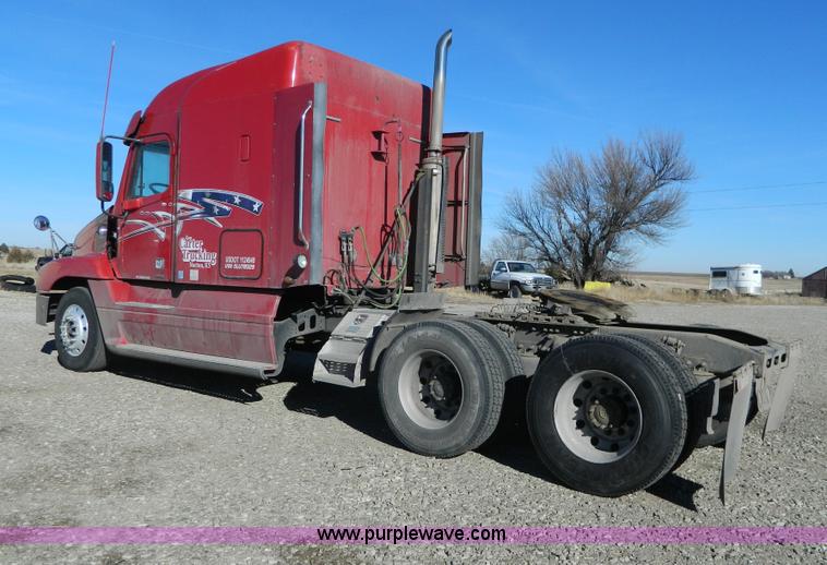 image for item D6083 2005 Freightliner Century Class ST120 semi truck