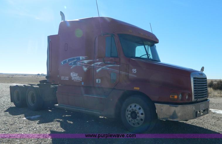image for item D6083 2005 Freightliner Century Class ST120 semi truck