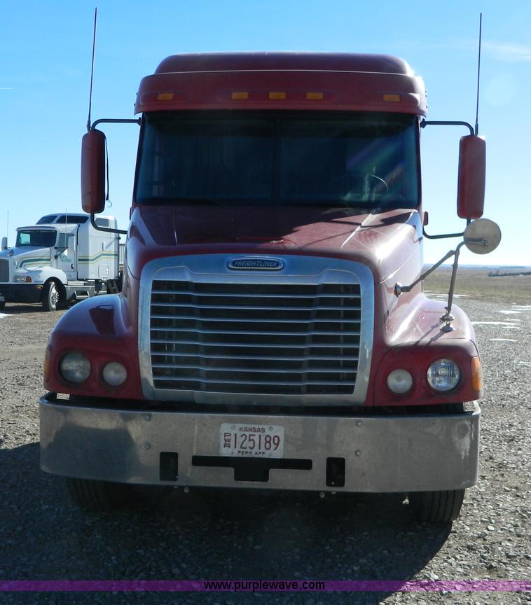 image for item D6083 2005 Freightliner Century Class ST120 semi truck