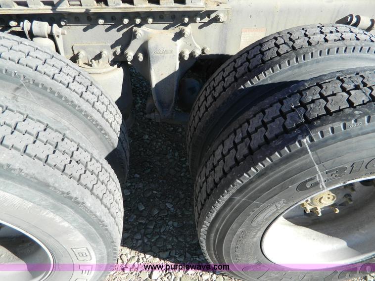 image for item D6083 2005 Freightliner Century Class ST120 semi truck