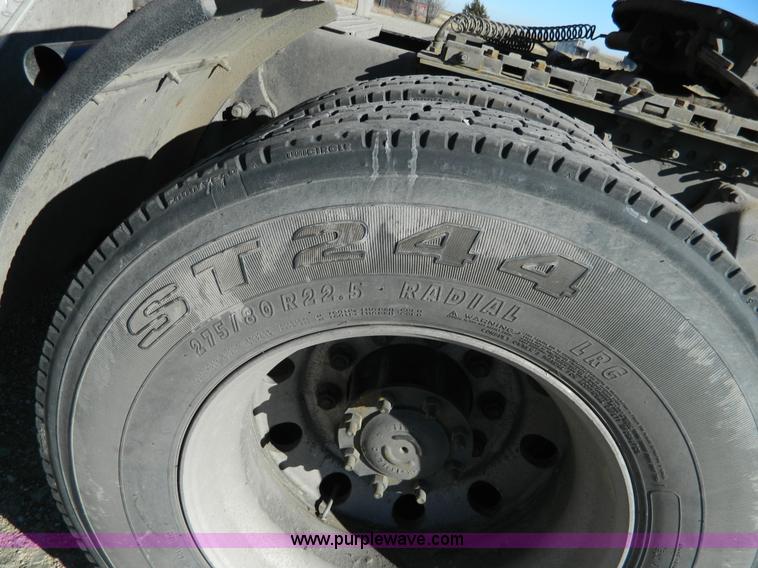 image for item D6083 2005 Freightliner Century Class ST120 semi truck