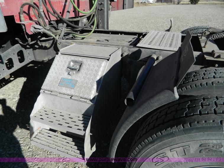 image for item D6083 2005 Freightliner Century Class ST120 semi truck