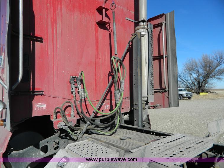 image for item D6083 2005 Freightliner Century Class ST120 semi truck